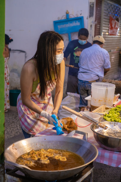 泰国芭提雅的纳克洛亚夜市有很多街头小吃，当地的泰国市场有卖纳克洛亚夜市食物的人图片下载