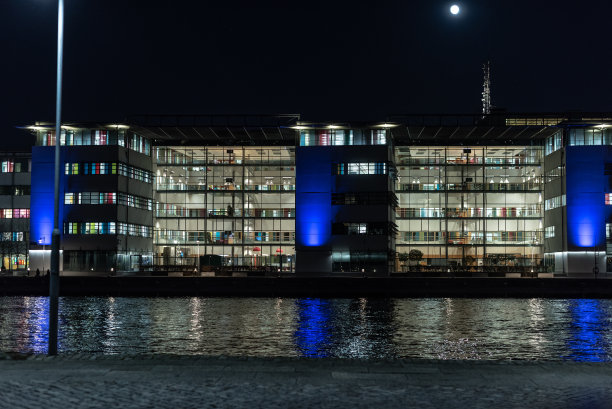 林德霍曼现代办公室的夜间照片。图片下载