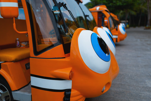 一小队可笑的大眼睛汽车图片下载