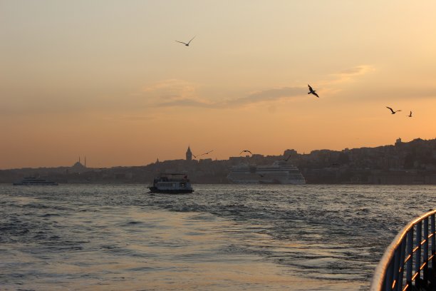 伊斯坦布尔城市景观加拉塔与漂浮的游船在博斯普鲁斯，伊斯坦布尔土耳其股票照片 伊斯坦布尔，加拉塔，蓝色清真寺，少女塔-土耳其，著名的地方图片下载