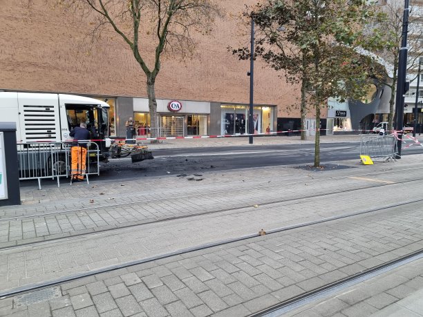 2021年11月19日，鹿特丹骚乱中，一名男子开着清扫车评估和清理火灾损失图片下载