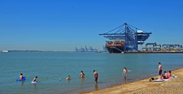 费利克斯托码头的集装箱船载着年轻人在前面游泳。图片下载