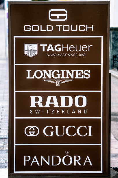 与不同的手表公司签约。豪雅表、浪琴、雷达、古驰、潘多拉。图片下载