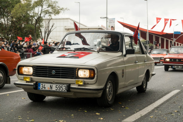 侧视图的阿纳多白色汽车，生产于1967年。摄于土耳其伊斯坦布尔。图片下载