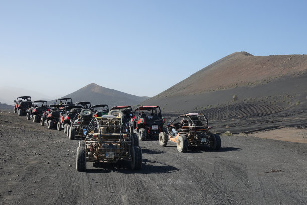 火山地区的越野车图片下载