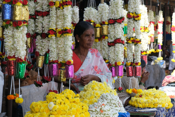 2021年12月20日，印度卡纳塔克邦的市场摊位上出售五颜六色的花环花。这些花用于印度的婚礼装饰、寺庙庆典和节日期间。图片下载