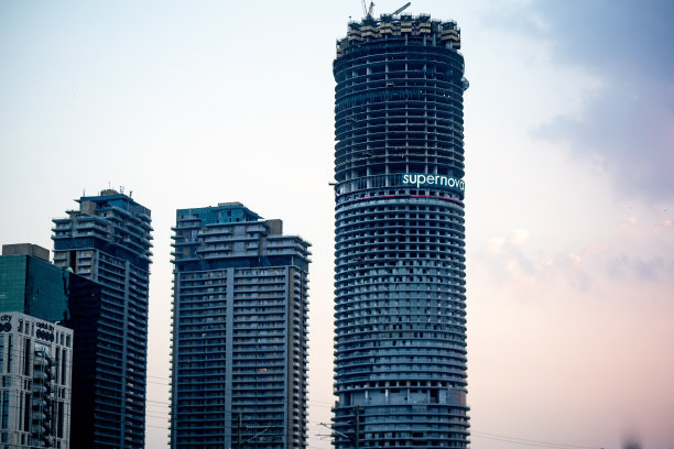 广角照片显示的是德里最高的建筑，这是一幢仍在建设中的超级科技超新星多层高层建筑，将容纳住宅、办公室和房地产图片下载
