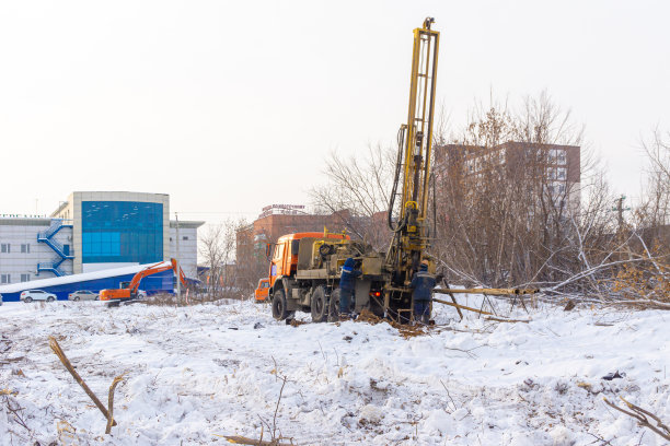 在施工前，通过钻探对土壤冻结的结构和深度进行地质研究图片下载