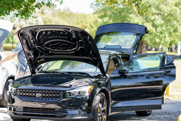 照片的北极星电动汽车展示与前后备箱打开显示货物空间图片下载