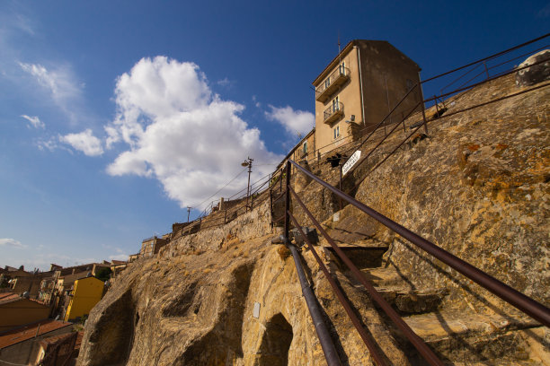 西西里岛Sperlinga的岩石上的废弃房屋。砂岩墙拱形门。意大利最美丽的波哥大之一，是旅游胜地。阳光照片适合旅行社小册子，海报或广告。图片下载