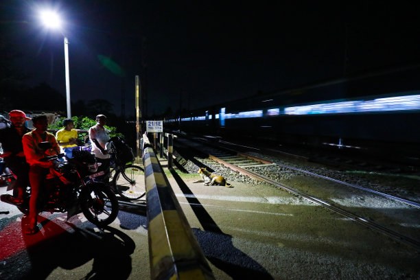 西孟加拉邦印度铁路夜间过境，火车经过图片下载