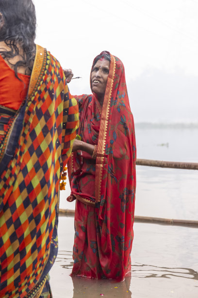 庆祝chhas puja的印度印度教信徒图片下载