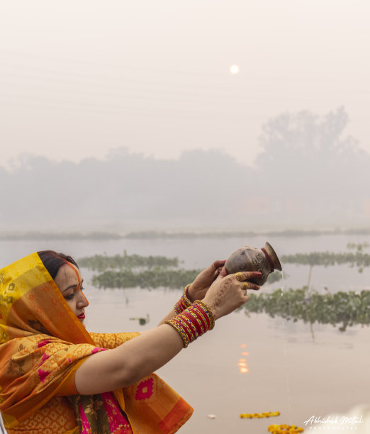 庆祝chhas puja的印度印度教信徒图片下载