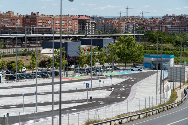Fuente de la Mora停车场位于Renfe通勤火车站前。图片下载