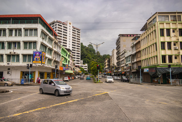婆罗洲城镇的城市景观。街上到处是破旧的房子和老爷车。沙巴州第二大城市，原名埃洛普拉。城市视图山打根图片下载