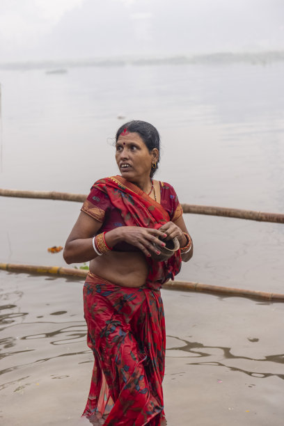 庆祝chhas puja的印度印度教信徒图片下载