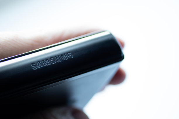 三星Galaxy Z Flip 3铰链上的三星标志图片下载