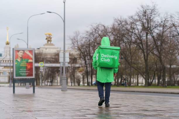 在莫斯科大街上送食物的人。图片下载