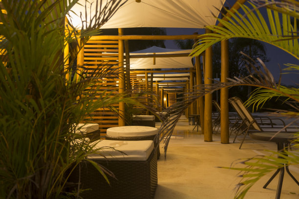 巴西Foz do Iguaçú的Mabu Resort游泳池的家具和设施。图片下载