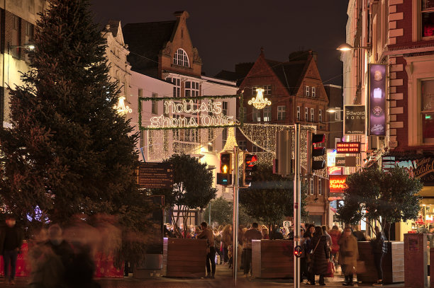 Nollaig shona dhuit圣诞灯:在格拉夫顿街上用爱尔兰语写的圣诞快乐招牌图片下载