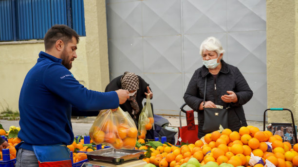 人们在当地的Yesilyurt集市购物图片下载