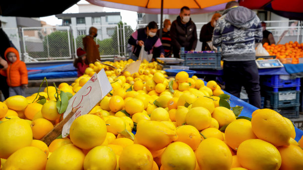 人们在当地的Yesilyurt集市购物图片下载