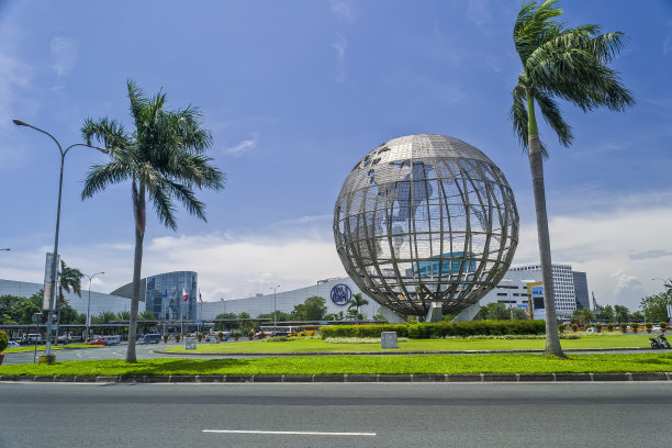 帕赛，马尼拉，菲律宾-从环岛上看到的亚洲综合购物中心和它标志性的钢球雕塑。亚洲商城是世界上最大的购物中心之一。图片下载