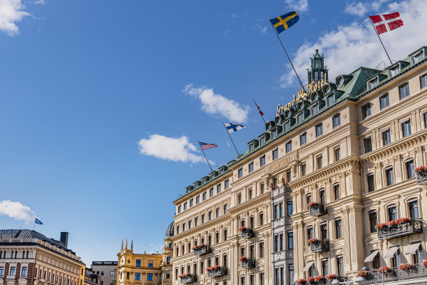 格兰德酒店优雅的公关时髦的建筑与旗帜飘扬在一个别致的外观的豪华或奢华的历史建筑在斯德哥尔摩市中心图片下载