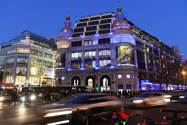巴黎春天百货公司的夜晚，法国。图片下载