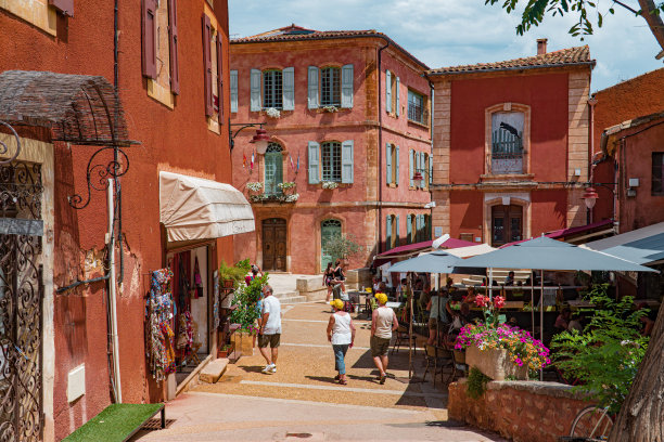 游客走在五彩缤纷的商业街图片下载