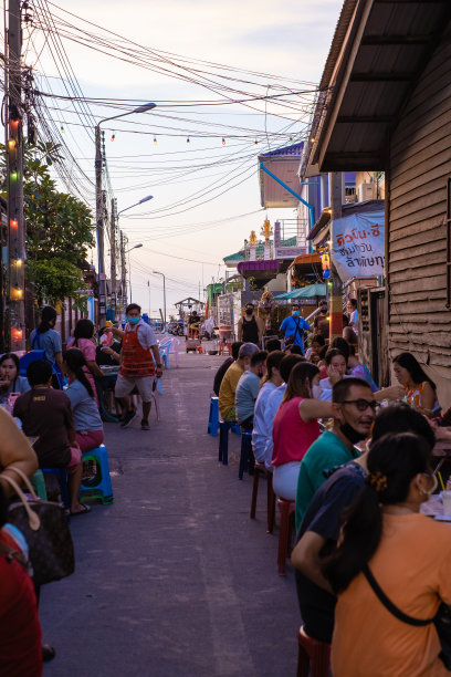 泰国芭提雅的纳克洛亚夜市有很多街头小吃，当地的泰国市场有卖纳克洛亚夜市食物的人图片下载