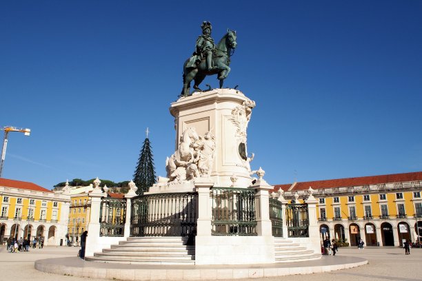 葡萄牙里斯本商业广场中心的国王何塞一世骑马雕像图片下载