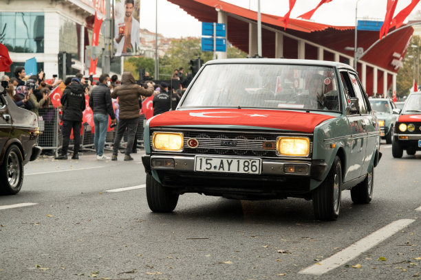 前视图1980年菲亚特米拉菲奥里穆拉131在10月29日土耳其共和国日，经典的汽车游行时刻。图片下载