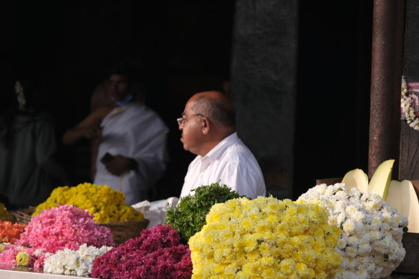 2021年12月20日，印度卡纳塔克邦的市场摊位上出售五颜六色的花环花。这些花用于印度的婚礼装饰、寺庙庆典和节日期间。图片下载