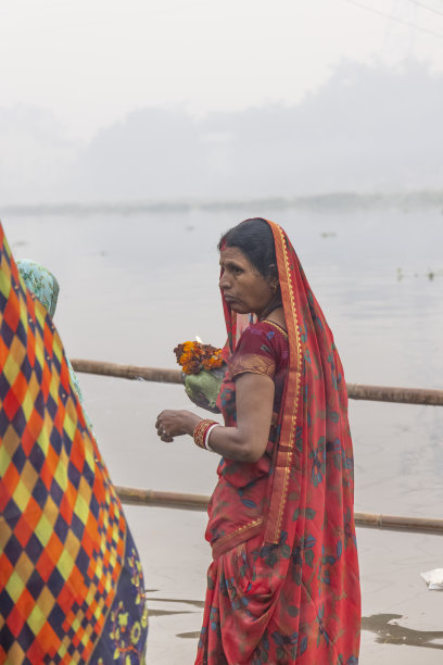 庆祝chhas puja的印度印度教信徒图片下载