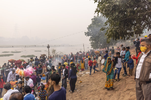 庆祝chhas puja的印度印度教信徒图片下载