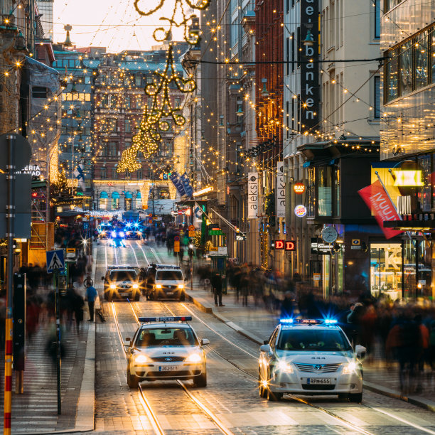 芬兰赫尔辛基。警察在Aleksanterinkatu街提供安全保障。Kluuvi区的Aleksanterinkatu街的节日照明在冬季假期在圣诞节新年时间图片下载