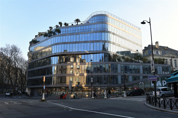 法国巴黎，玻璃建筑中的倒影。图片下载