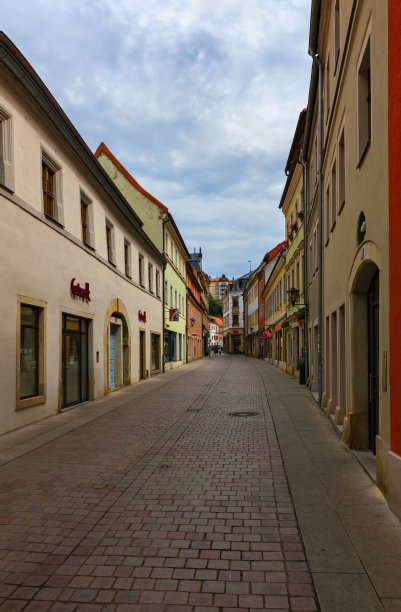 撒克逊城市皮尔纳的狭窄街道图片下载