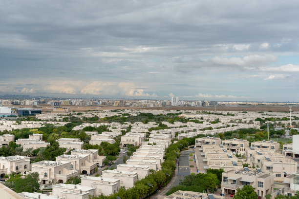 迪拜硅绿洲雨景下的迪拜天际线图片下载