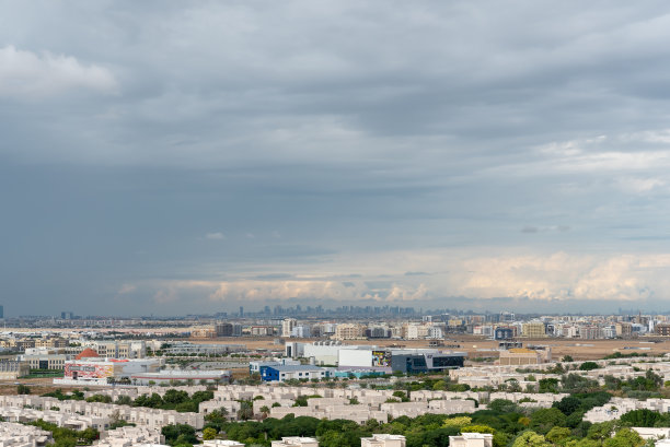迪拜硅绿洲雨景下的迪拜天际线图片下载