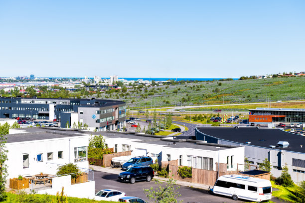 空中高角度从Grafarvogur郊区建筑与城市景观图片下载