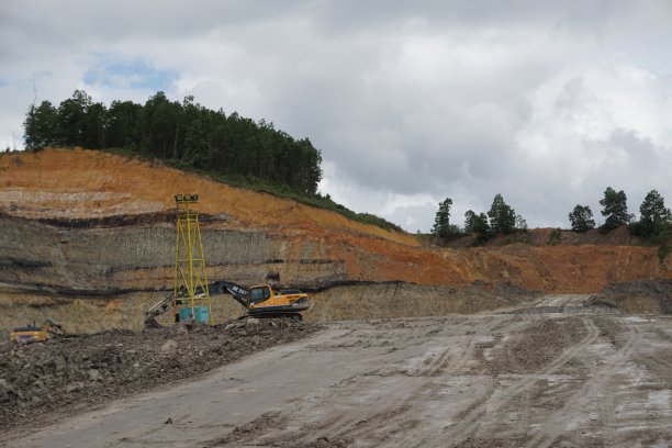 煤矿、挖掘机、巨型塔灯图片下载