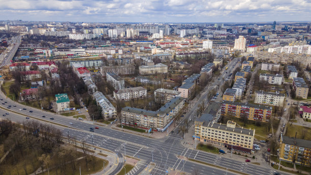 城市屋顶视图。从鸟瞰城市。从无人机的城市。航拍照片。无人机拍摄的城市景观。城市景观。图片下载