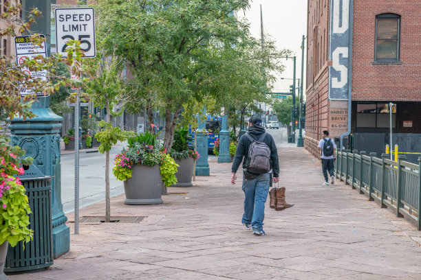 在丹佛的洛多，一名男子穿着牛仔靴图片下载