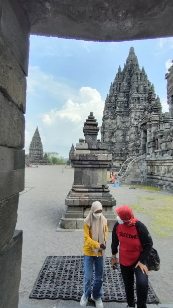 游客参观普兰巴南寺图片下载