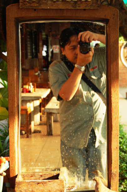 泰国男子摄影师人们旅行访问和使用数码相机拍摄照片自拍与镜子玻璃图片下载