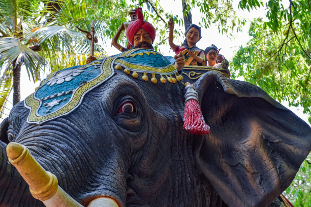 装饰大象与战车的雕像，印度人和他的家人坐在战车上，享受大象的骑乘。图片拍摄于科尔哈布尔Kanheri数学博物馆图片下载