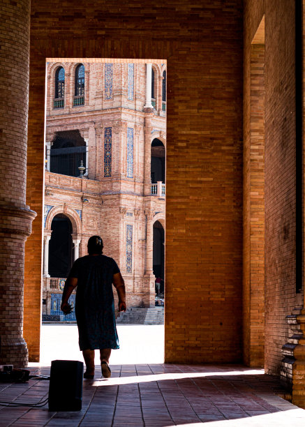 塞维利亚西班牙广场位于西班牙安达卢西亚广场。是玛丽亚路易莎公园的一个广场，历史地标。阿拉伯语陶瓷风格。图片下载