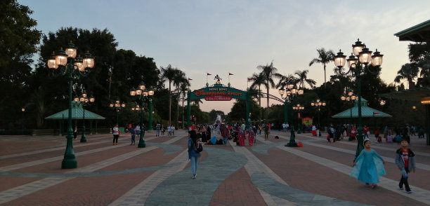 香港迪斯尼乐园入口处的景色图片下载